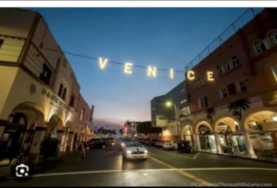 Walk To Santa Monica Pier Boardwalk Venice * Los Angeles